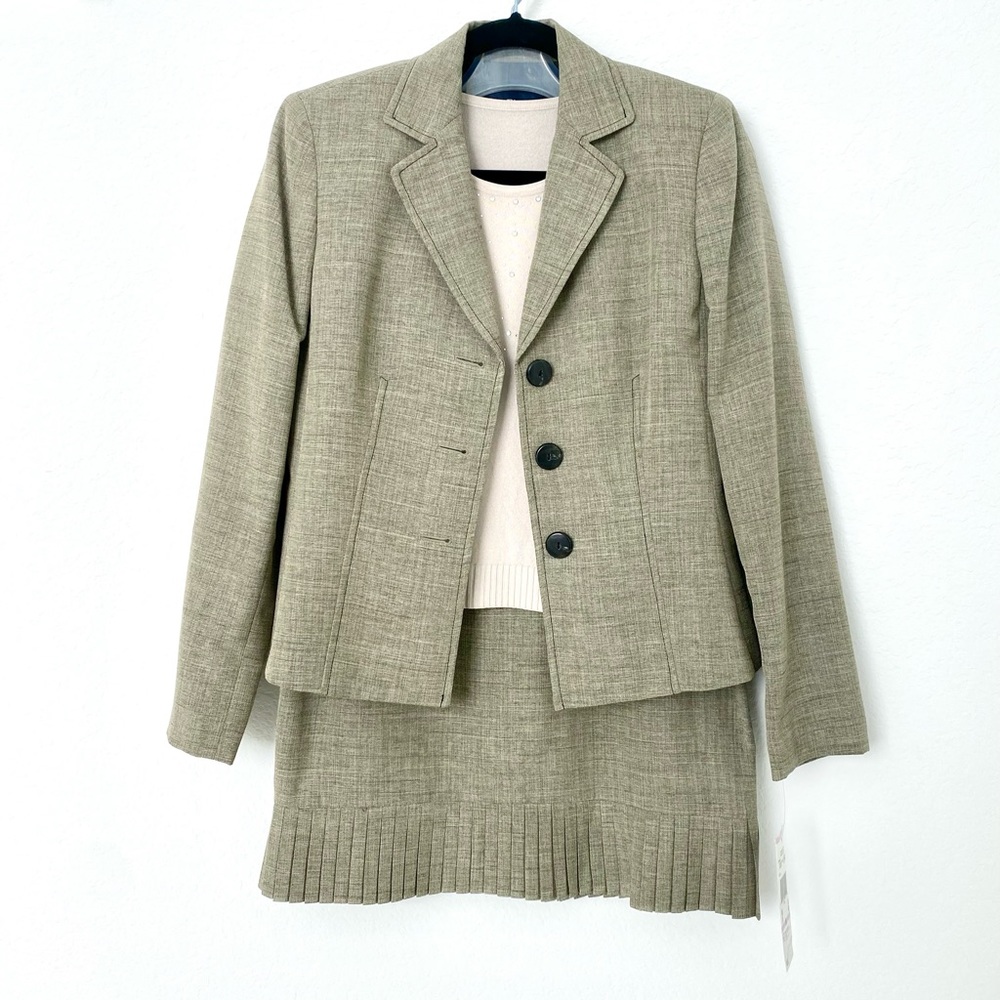 Brand new two pieces skirt suit set from Evan Picone.